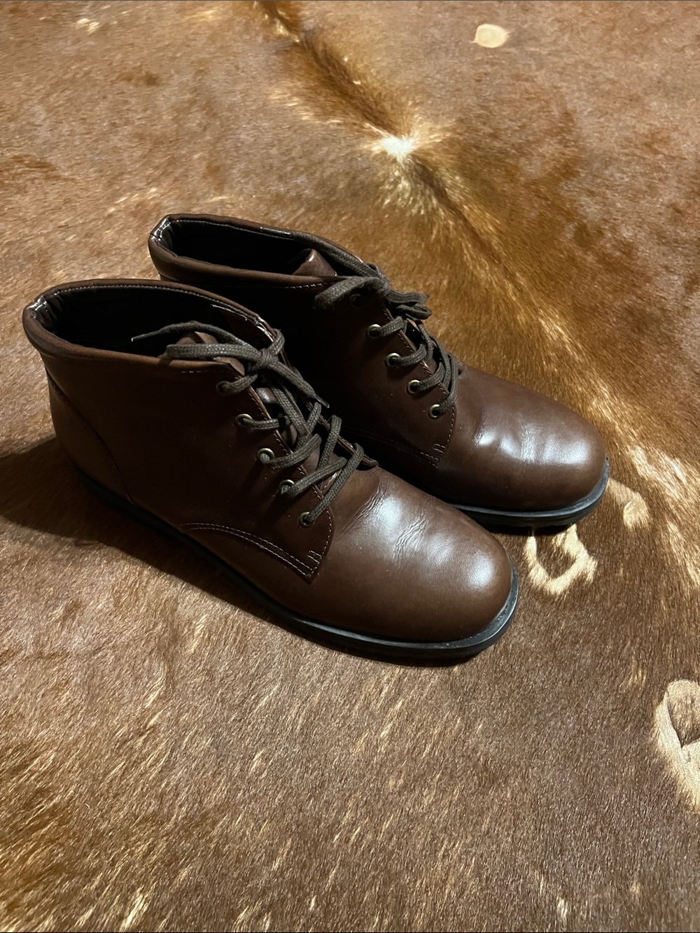 Rockport woman’s Dark Brown Leather Chukka Boots, size 7.5